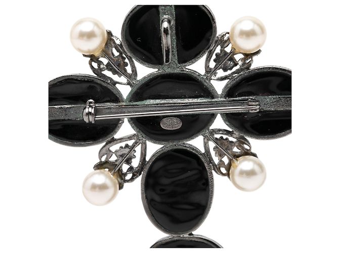 Broche de Cruz Chanel CC em resina preta, latão e pérolas falsas Preto - vista 3