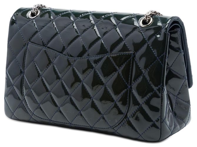 Borsa a tracolla Chanel Reissue 2.55 Double Flap 227 in vernice matelassé blu - vista 2