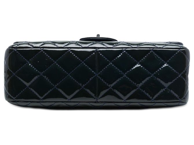 Borsa a tracolla Chanel Reissue 2.55 Double Flap 227 in vernice matelassé blu - vista 3
