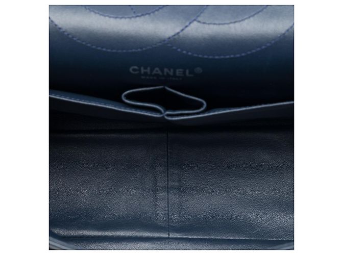 Borsa a tracolla Chanel Reissue 2.55 Double Flap 227 in vernice matelassé blu - vista 4