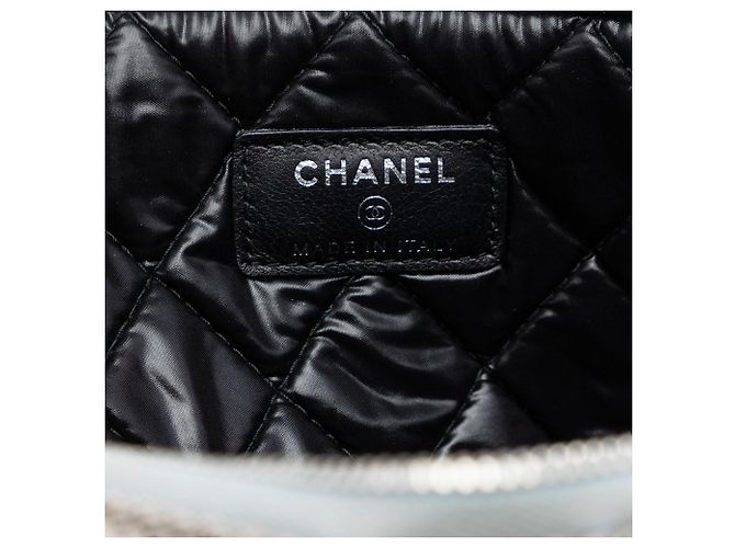 Clutch Chanel Large Quilted Nylon Fluo Boy O Case Negra Negro - vista 5