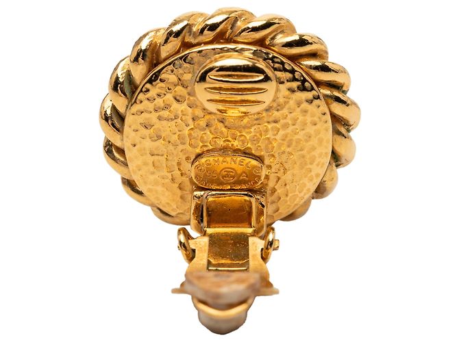 Orecchini a clip Chanel CC placcati oro e perle finte dorate D'oro - vista 3