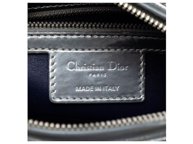 Bolsa Lady Dior Medium Ombre Metallic Prateada em Patent Microcannage Prata - vista 5