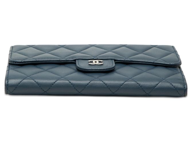 Lange Chanel CC gesteppte Lammfell Classic Flap Geldbörse in Blau - Ansicht 3