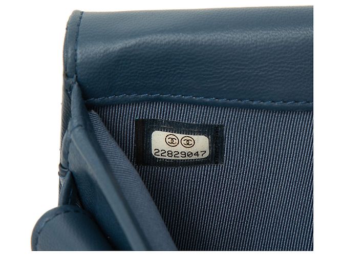 Lange Chanel CC gesteppte Lammfell Classic Flap Geldbörse in Blau - Ansicht 7