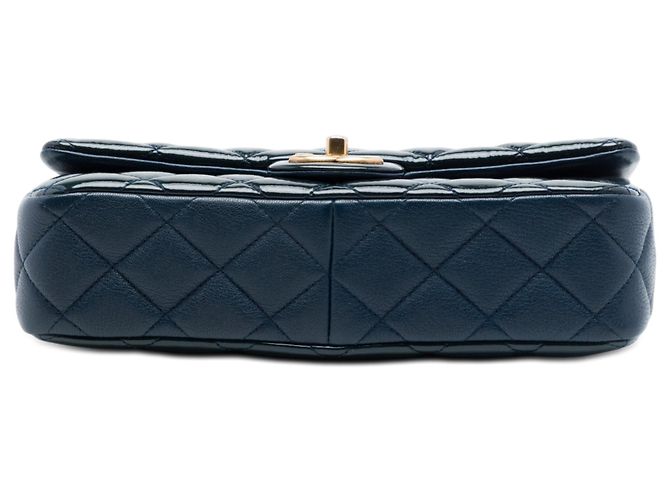 Borsa a tracolla Chanel Paris Salzburg Medium in vernice e pelle di capra blu con occhielli CC - vista 3