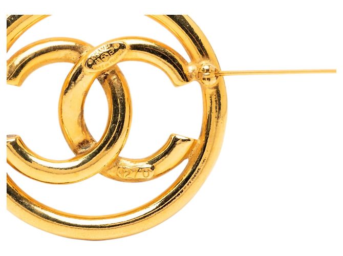 Spilla rotonda Chanel CC placcata oro D'oro - vista 3