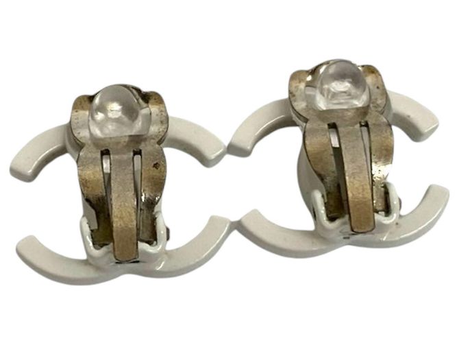 Orecchini a clip Chanel CC argentati placcati in argento e laccati - vista 3