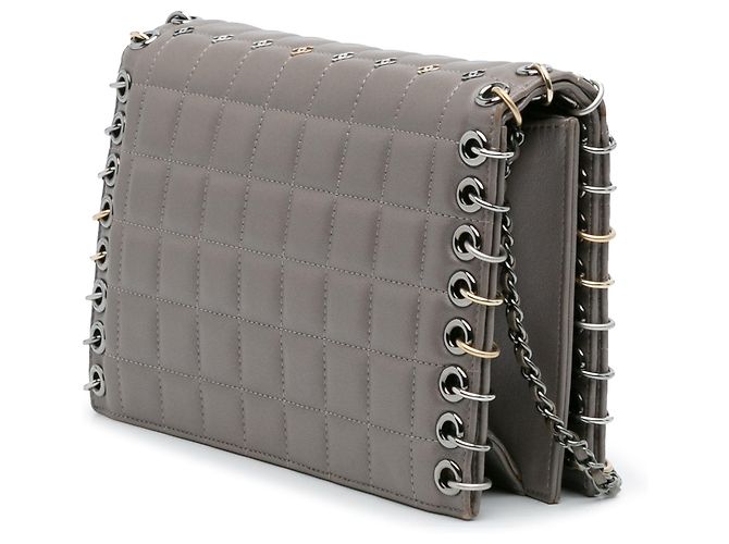 Borsa a tracolla Chanel Small Lambskin Chocolate Bar CC Piercing Studded Chain Flap Grigia Grigio - vista 2