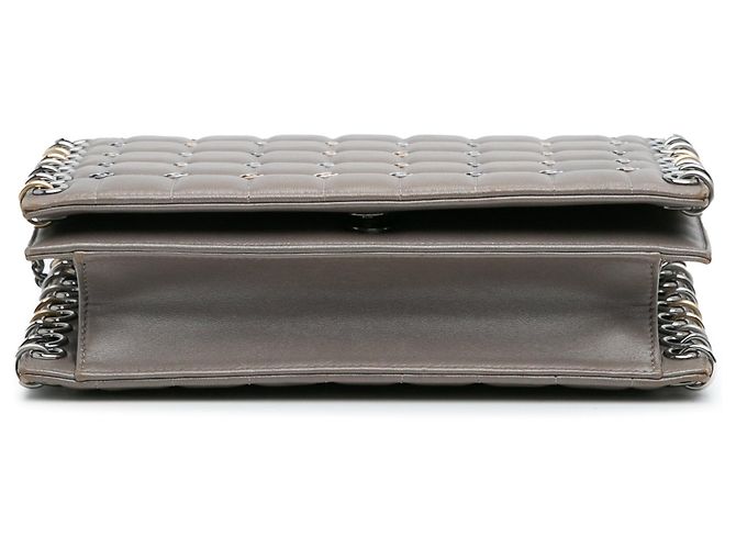 Borsa a tracolla Chanel Small Lambskin Chocolate Bar CC Piercing Studded Chain Flap Grigia Grigio - vista 3