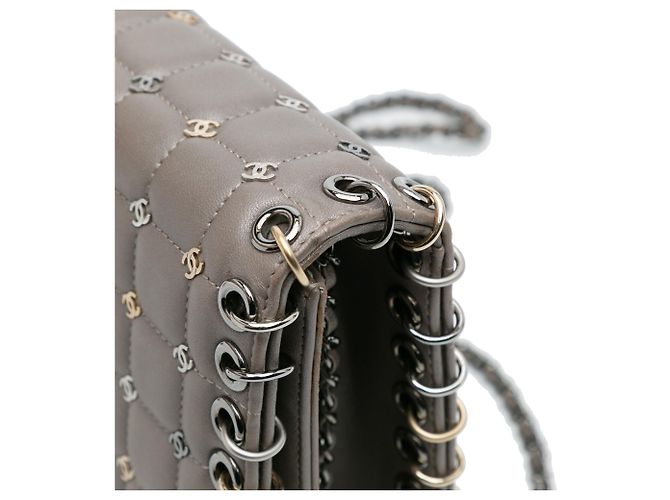 Borsa a tracolla Chanel Small Lambskin Chocolate Bar CC Piercing Studded Chain Flap Grigia Grigio - vista 9