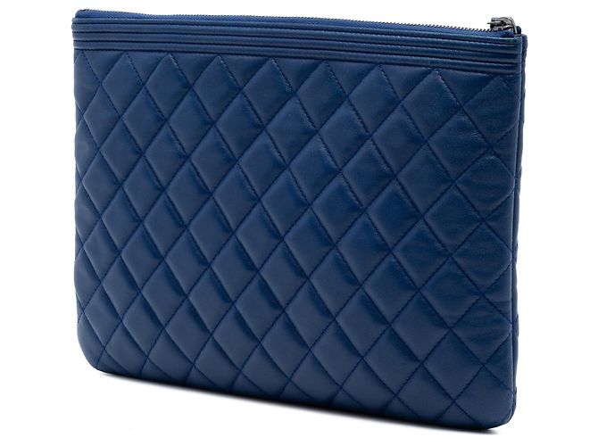 Clutch Boy O Case in agnello trapuntato blu Chanel Medium - vista 2