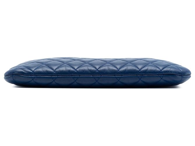 Clutch Boy O Case in agnello trapuntato blu Chanel Medium - vista 3
