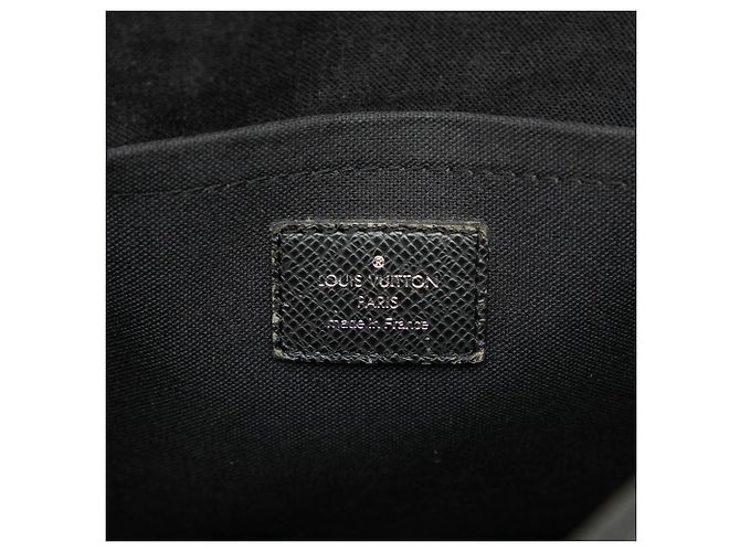 Borsa a tracolla Louis Vuitton Taiga Andrei nera Nero - vista 5