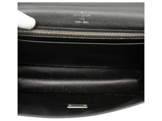 Clutch Selenga in pelle Taiga nera Louis Vuitton Nero - vista 4