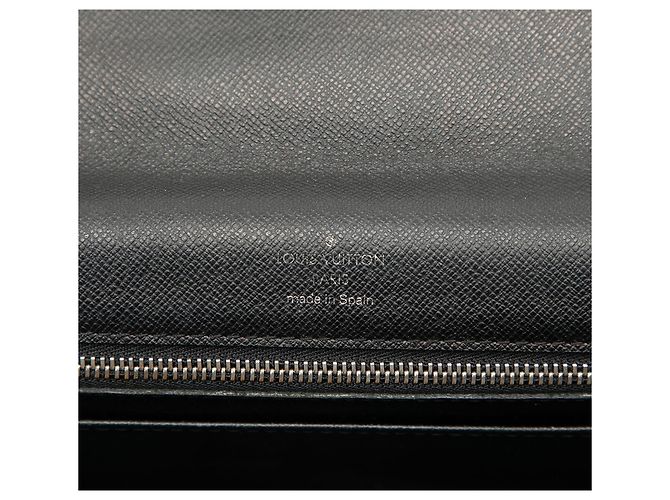 Clutch Selenga in pelle Taiga nera Louis Vuitton Nero - vista 5
