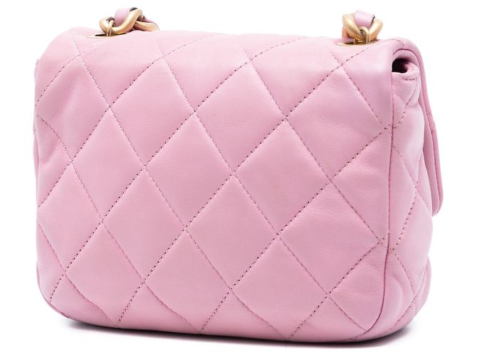 Bolsa transversal Chanel Mini Candy em pele de cordeiro acolchoada rosa com corrente - vista 2