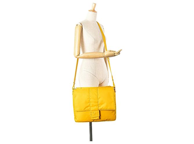 Borsa a tracolla Fendi Large Econyl Nylon Baguette Gialla Giallo - vista 13