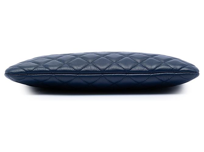 Clutch O Case in agnello trapuntato blu Chanel Medium - vista 3