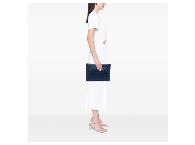Clutch O Case in agnello trapuntato blu Chanel Medium - vista 5