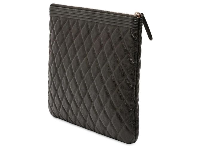 Chanel Boy O Case Clutch aus gestepptem Caviar Leder Schwarz Medium - Ansicht 2