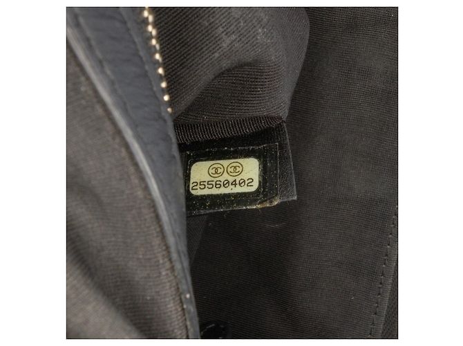 Chanel Boy O Case Clutch aus gestepptem Caviar Leder Schwarz Medium - Ansicht 6