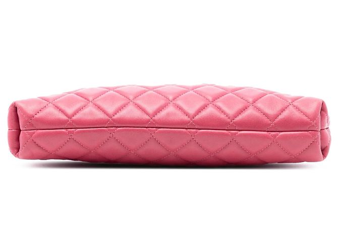 Clutch Kiss Lock in agnello trapuntato rosa Chanel - vista 3