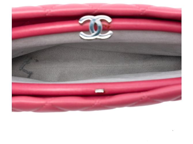 Clutch Kiss Lock in agnello trapuntato rosa Chanel - vista 4