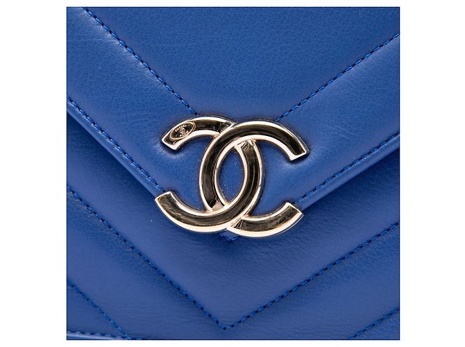 Chanel Small CC Chevron Umschlag-Crossbody-Tasche aus blauem Kalbsleder - Ansicht 5