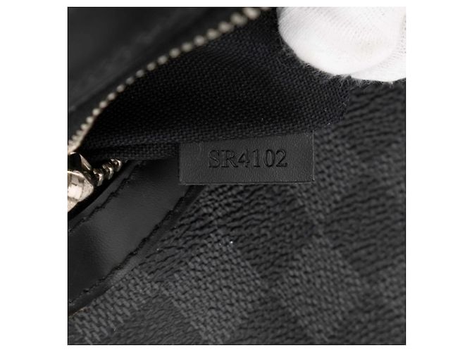Bolso bandolera Louis Vuitton Damier Graphite Mick MM negro - vista 6