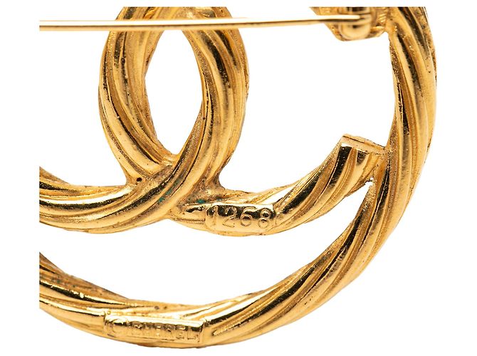 Spilla rotonda Chanel CC placcata oro D'oro - vista 3