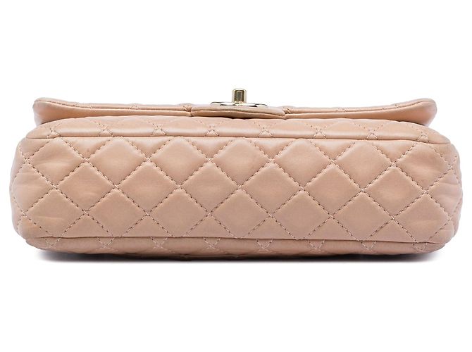 Borsa a tracolla Chanel Medium Classic Lambskin Double Flap color Tan Cammello - vista 3