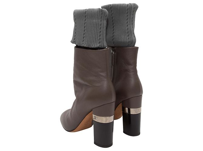 Graue Chanel Leder- und Rippstrick-Stiefeletten mit Absatz Größe 37 - Ansicht 4