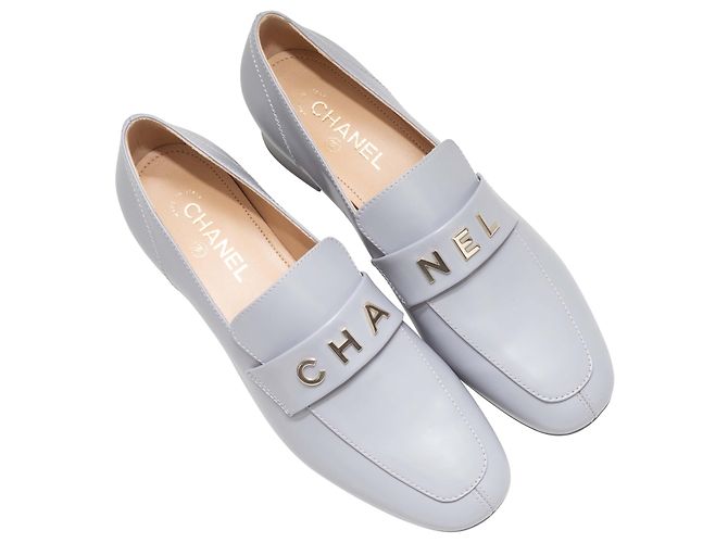 Graue Chanel Leder-Loafer mit Schriftzug Absatz Größe 42 - Ansicht 2