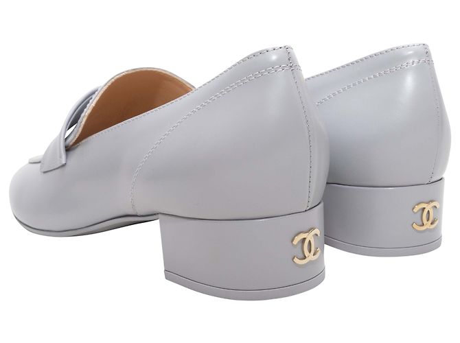 Graue Chanel Leder-Loafer mit Schriftzug Absatz Größe 42 - Ansicht 4