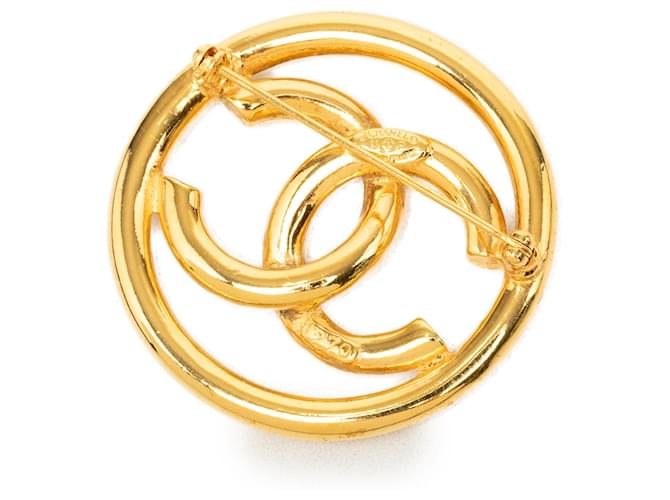 Spilla rotonda Chanel CC placcata oro D'oro - vista 2