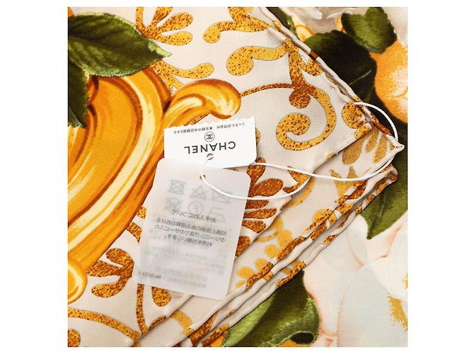 Sciarpa in seta Chanel Camellia Baroque dorata D'oro - vista 2