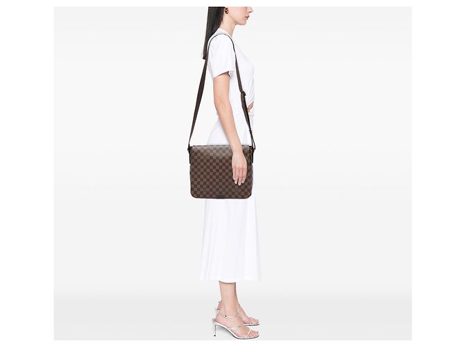 Borsa a tracolla Louis Vuitton District MM in Damier Ebene marrone - vista 6