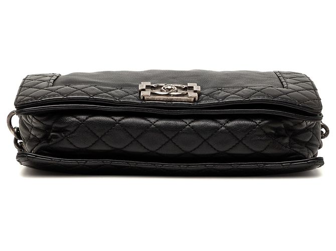 Borsa a tracolla Chanel Boy Reverso con patta in pelle di vitello nera Medium Nero - vista 3