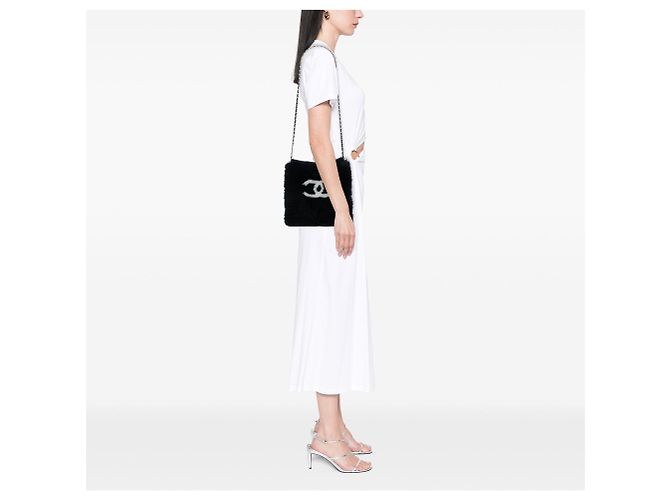 Borsa muffola Chanel CC in shearling nero - vista 5