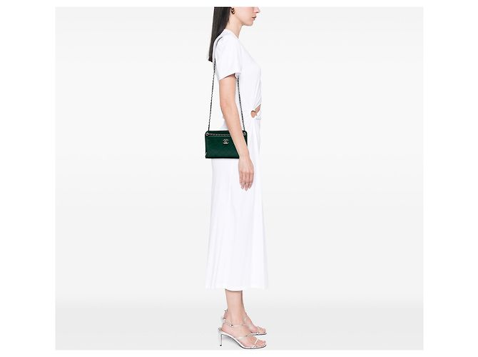 Bolsa transversal Chanel CC em couro de vitelo amassado acolchoado verde com bolso frontal - vista 11