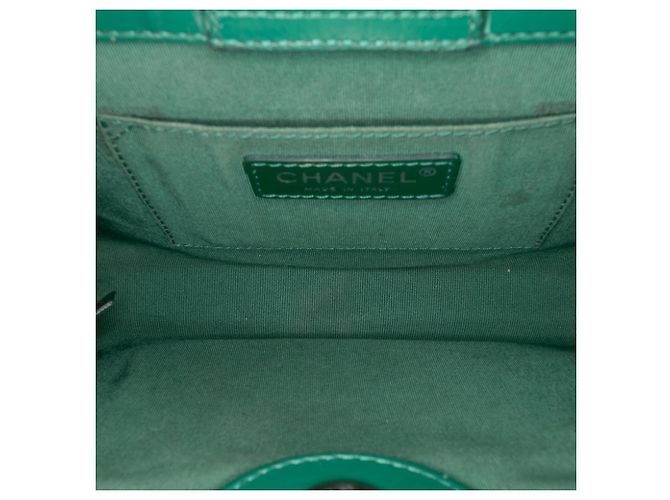 Bolsa transversal Chanel CC em couro de vitelo amassado acolchoado verde com bolso frontal - vista 4