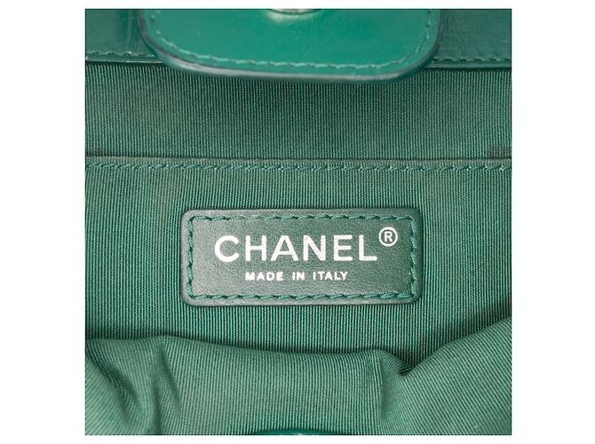 Bolsa transversal Chanel CC em couro de vitelo amassado acolchoado verde com bolso frontal - vista 5