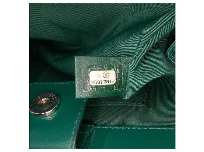 Bolsa transversal Chanel CC em couro de vitelo amassado acolchoado verde com bolso frontal - vista 6