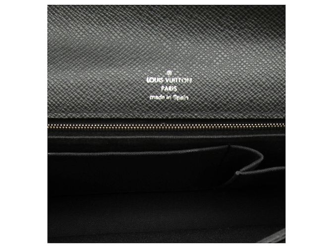 Clutch Louis Vuitton Taiga Belaia nera Nero - vista 4