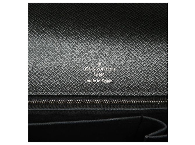 Clutch Louis Vuitton Taiga Belaia nera Nero - vista 5