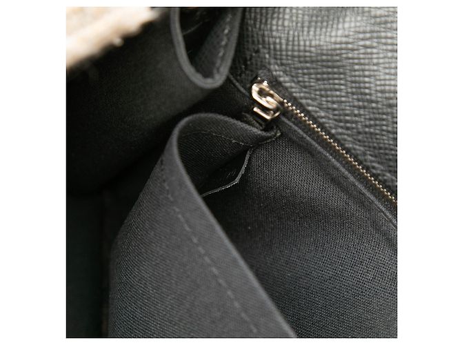 Clutch Louis Vuitton Taiga Belaia nera Nero - vista 6
