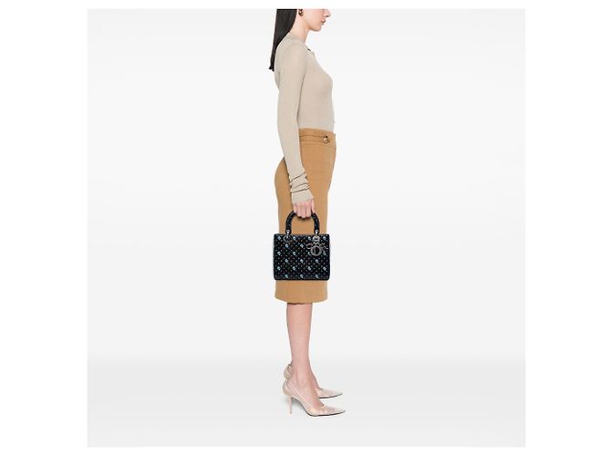Borsa Lady Dior Medium in pelle di vitello nera con fiori ricamati Nero - vista 6