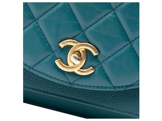 Borsa Chanel Mini in pelle di vitello trapuntata e caviar blu con manico a catena - vista 6