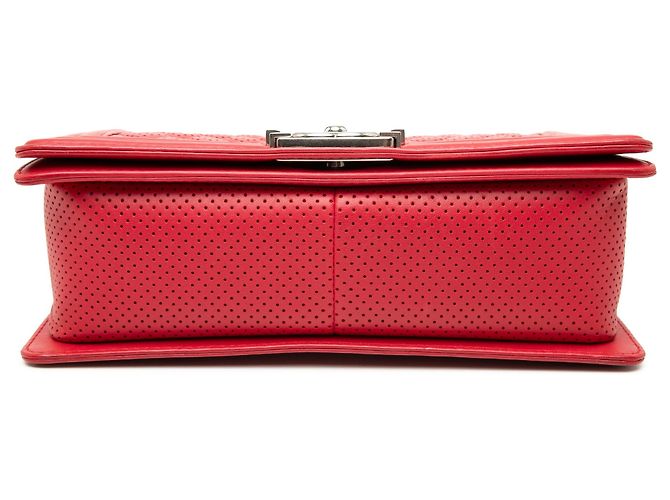 Borsa a tracolla Boy Flap Chanel Old Medium in agnello trapuntato perforato rosso - vista 3
